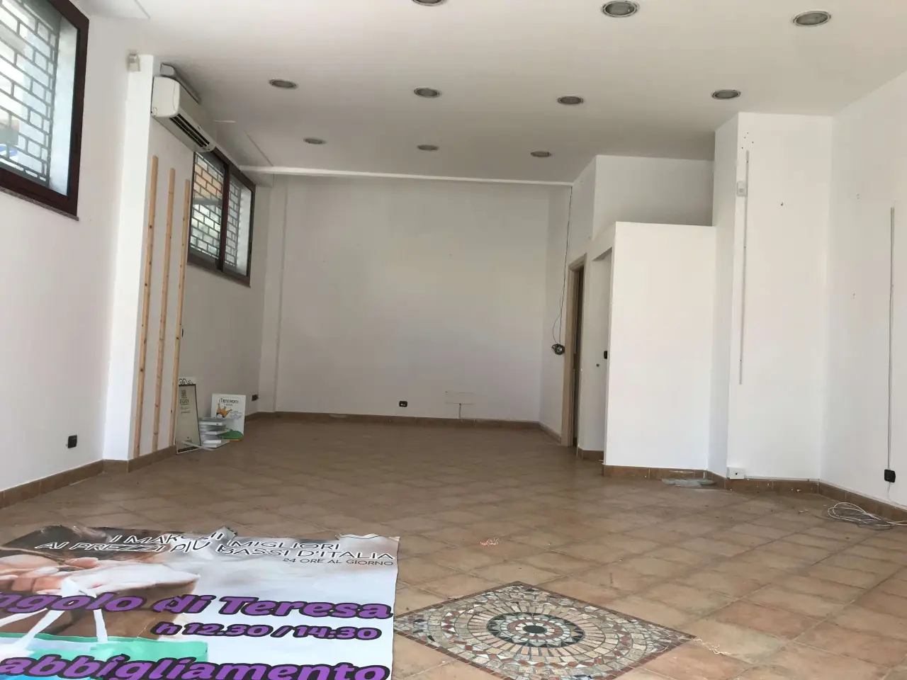 Negozio in Viale Crotone 34, Catanzaro, {3} - Foto 1