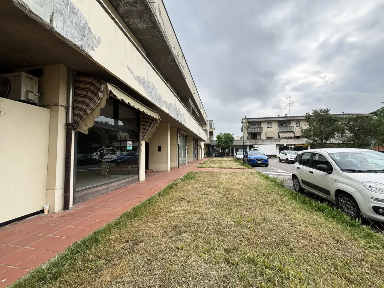 Esercizio commerciale in Piazza della Repubblica, 6, Torrile, {3} - Foto 1