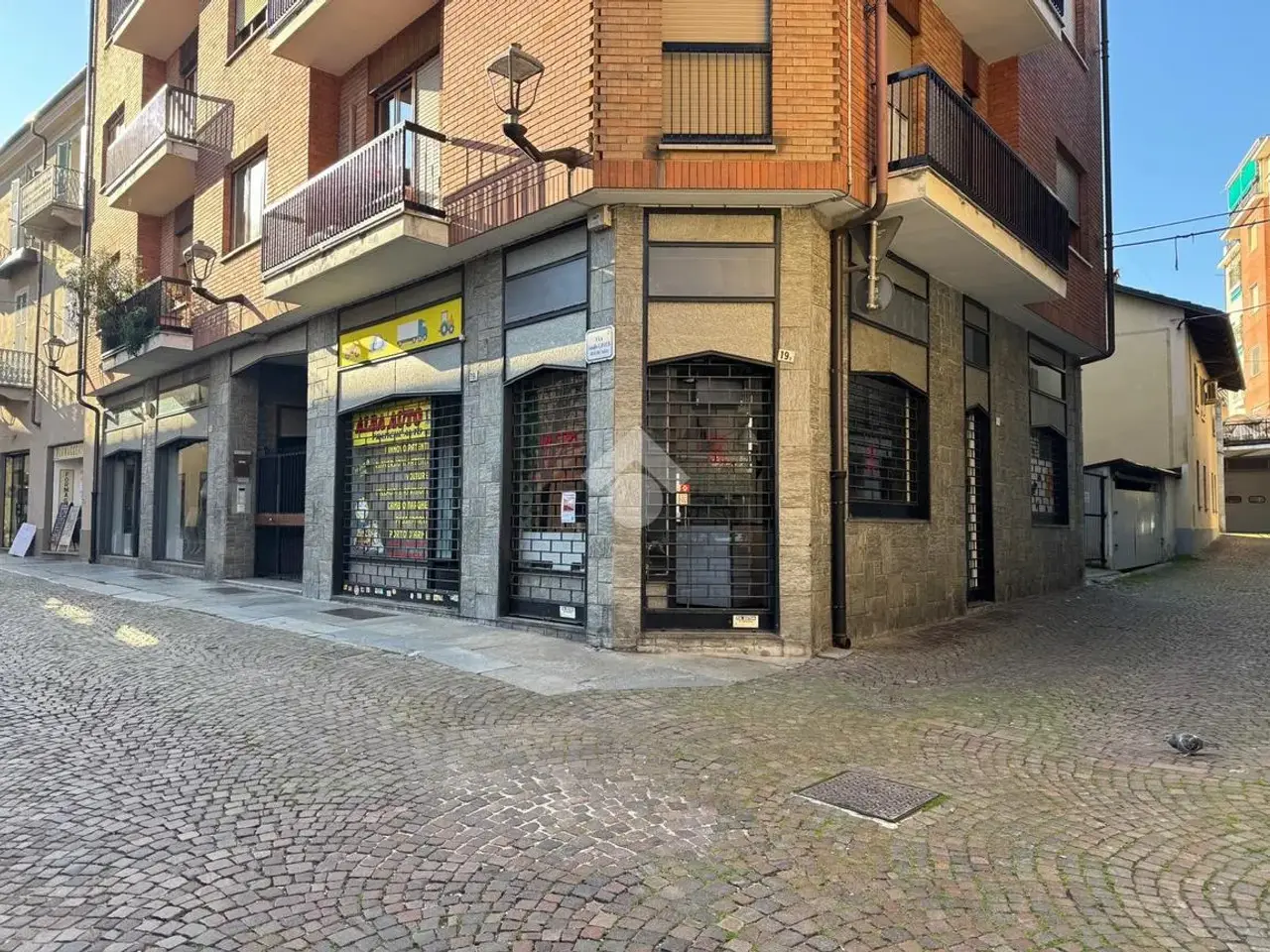 Negozio in Via Camillo Benso Conte di Cavour 19, Alba, {3} - Foto 1