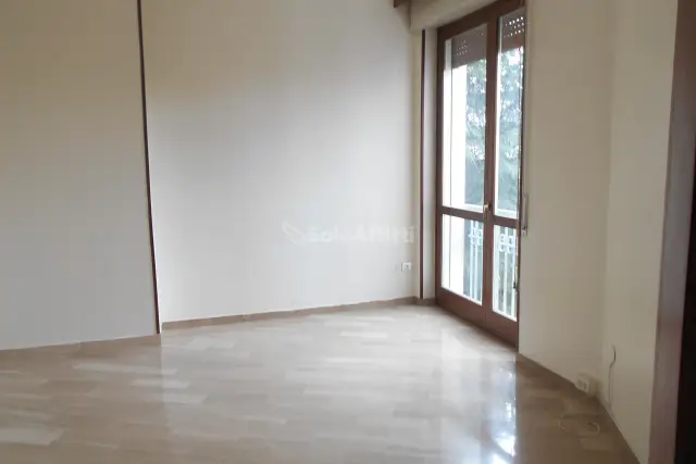 3-room flat in Largo Adua 11, Cantù - Photo 1