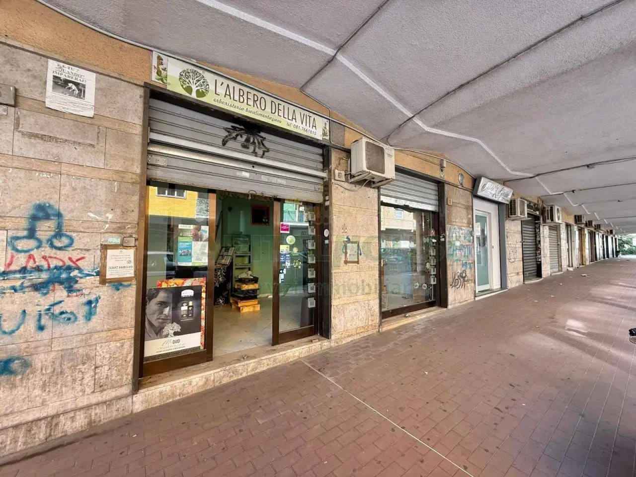 Negozio in Via Paolo della Valle 67/69, Napoli, {3} - Foto 2