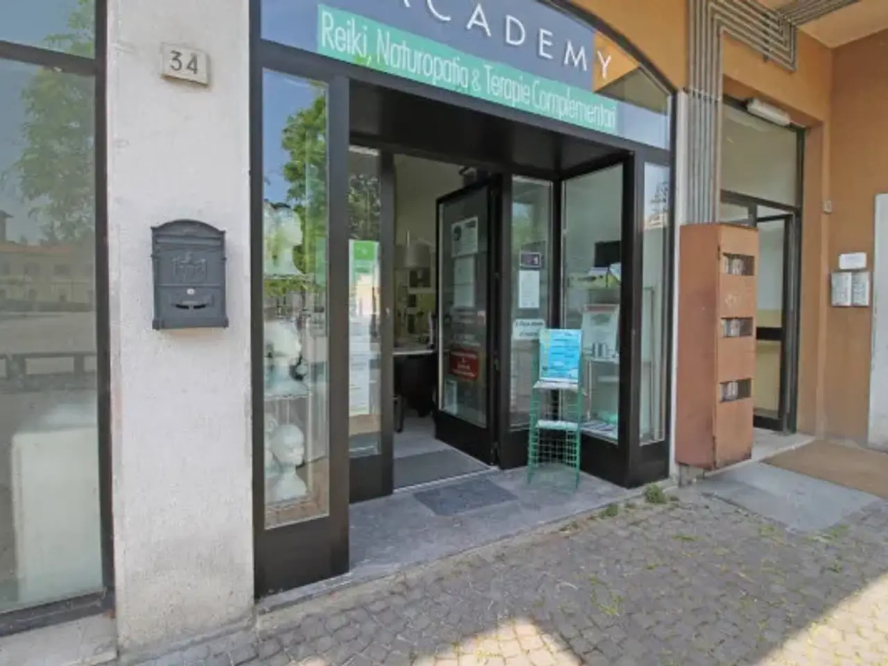 Negozio in Piazza Camillo Benso di Cavour 28a, Cassano D'Adda, {3} - Foto 2