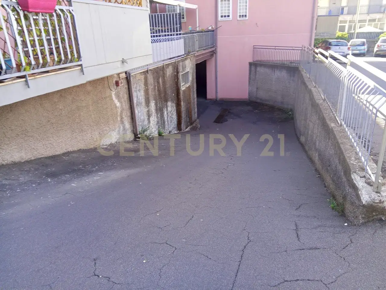 Parcheggio chiuso in Via Grotta di San Giovanni 17, Catania, {3} - Foto 2