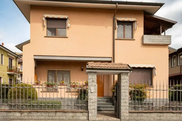 Villa in Via Monte Rosa, Bollate - Foto 1