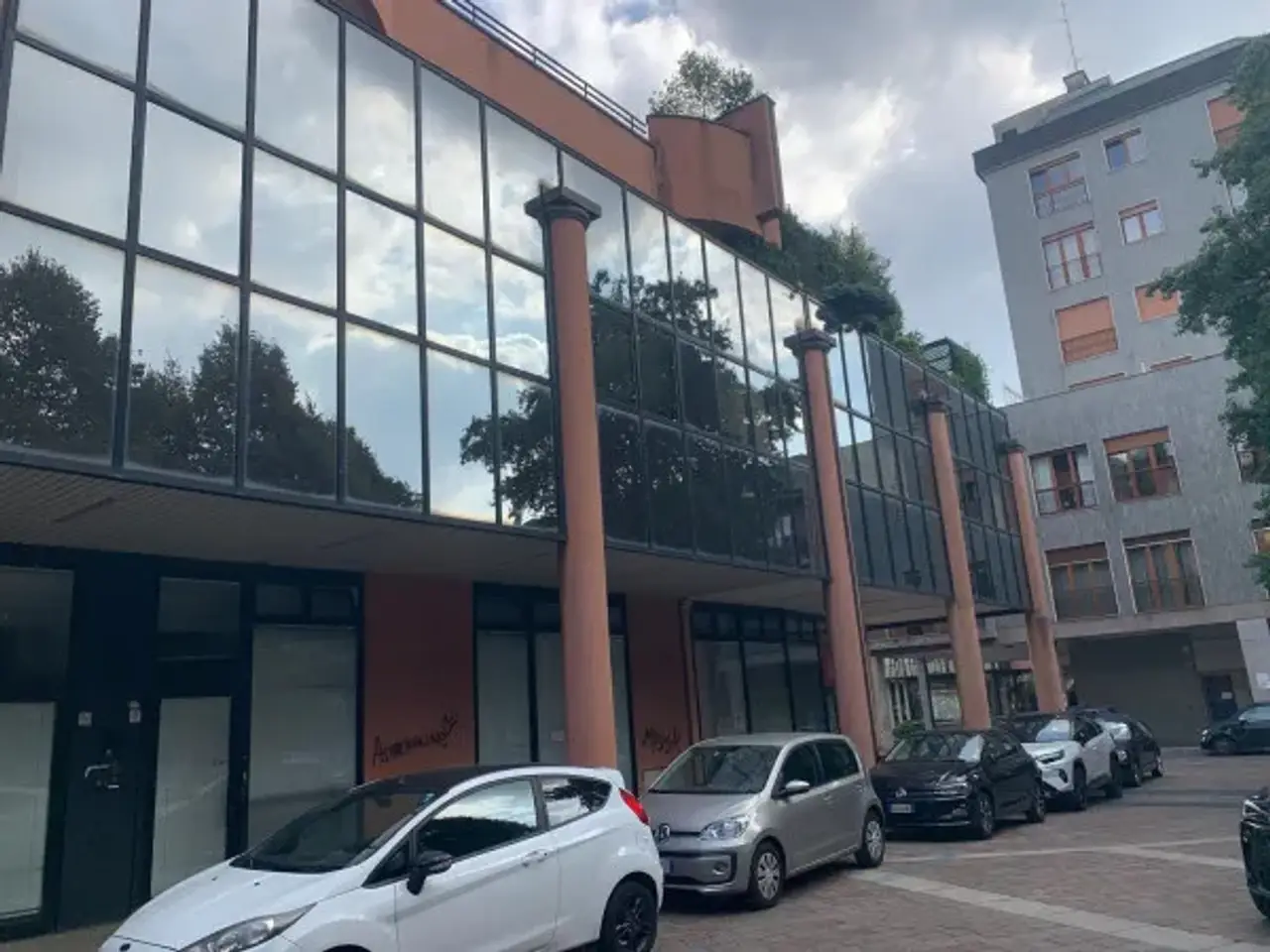 Negozio in Piazza Alcide De Gasperi 32, Saronno, {3} - Foto 2