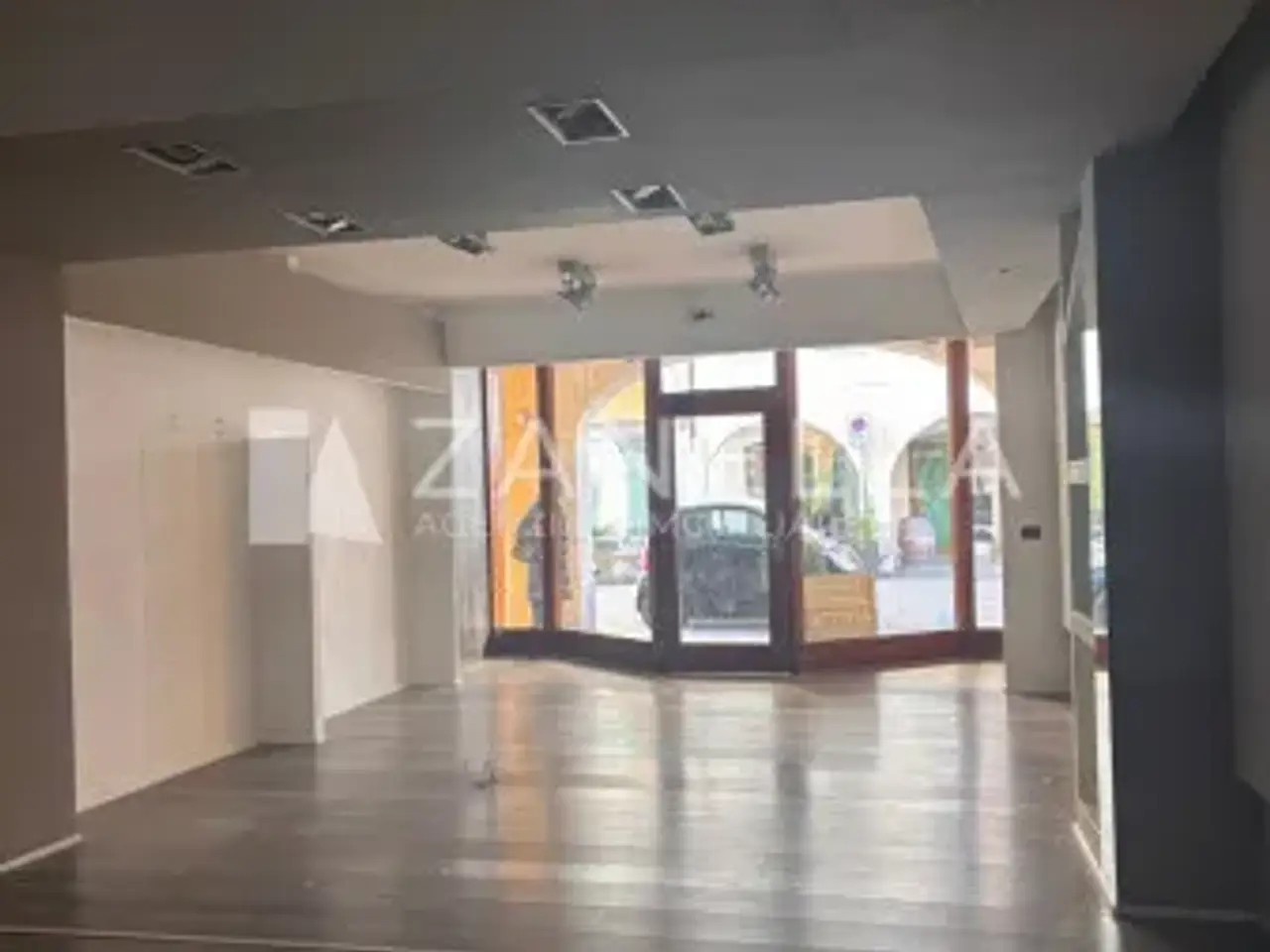 Negozio in Via Francesco Maria Preti, Castelfranco Veneto, {3} - Foto 1