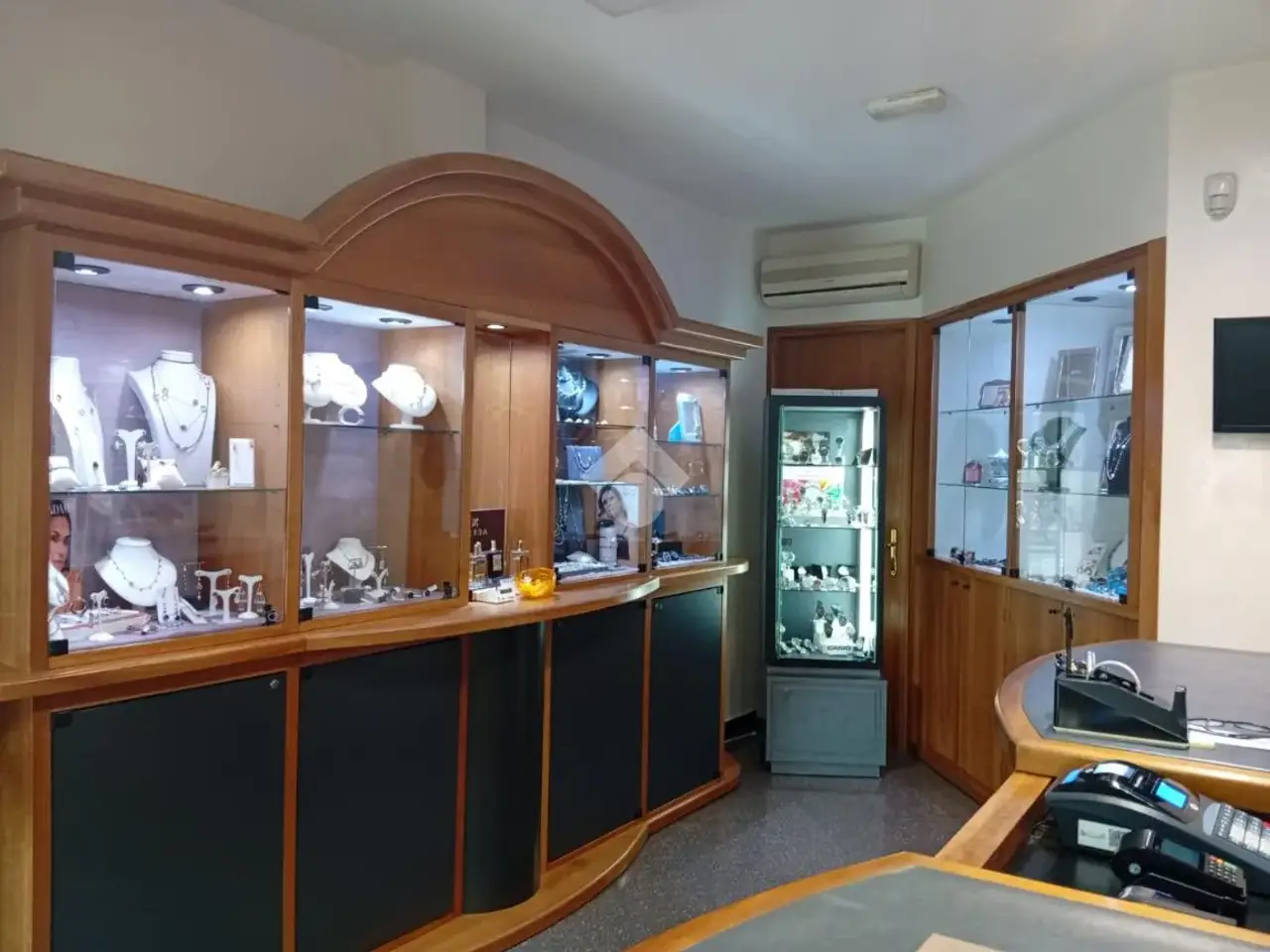 Negozio in Via Montebello 80, Parma, {3} - Foto 1