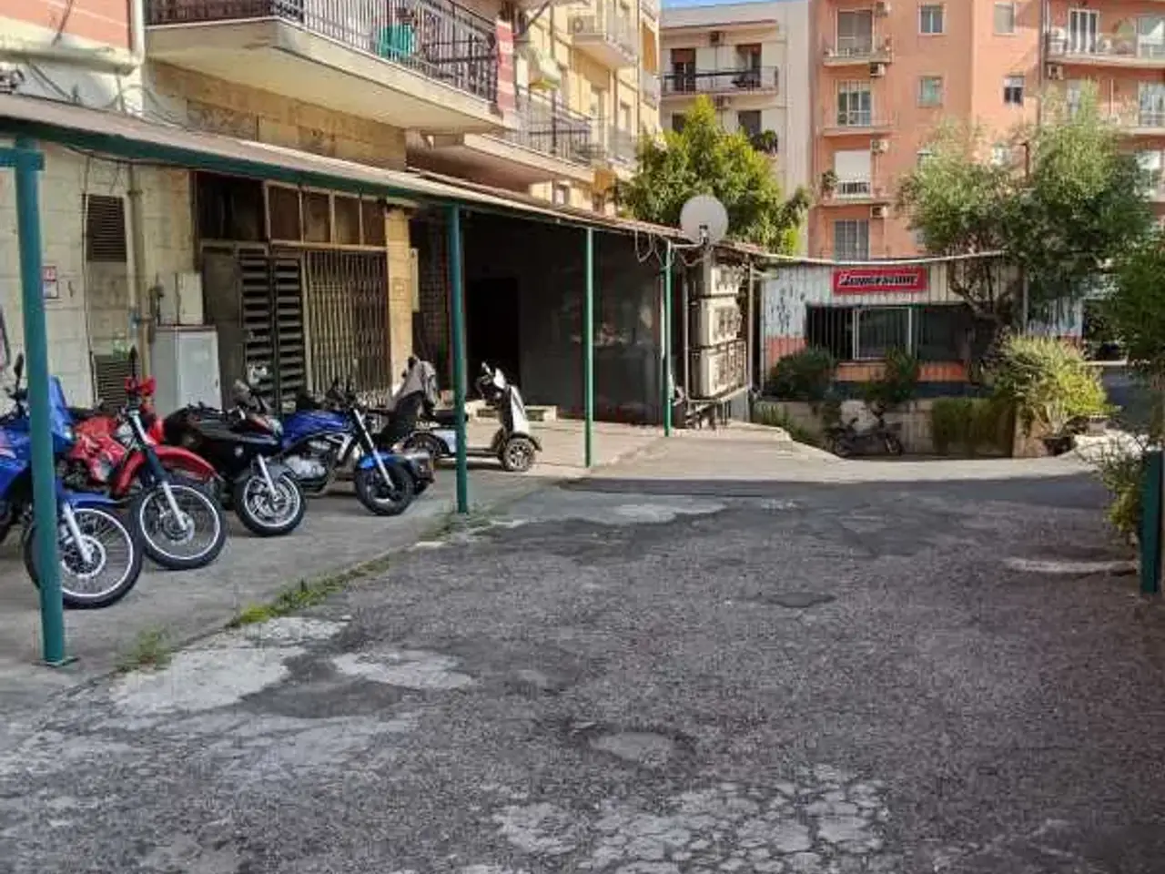 Locale commerciale in Viale Raffaello Sanzio, Catania, {3} - Foto 1