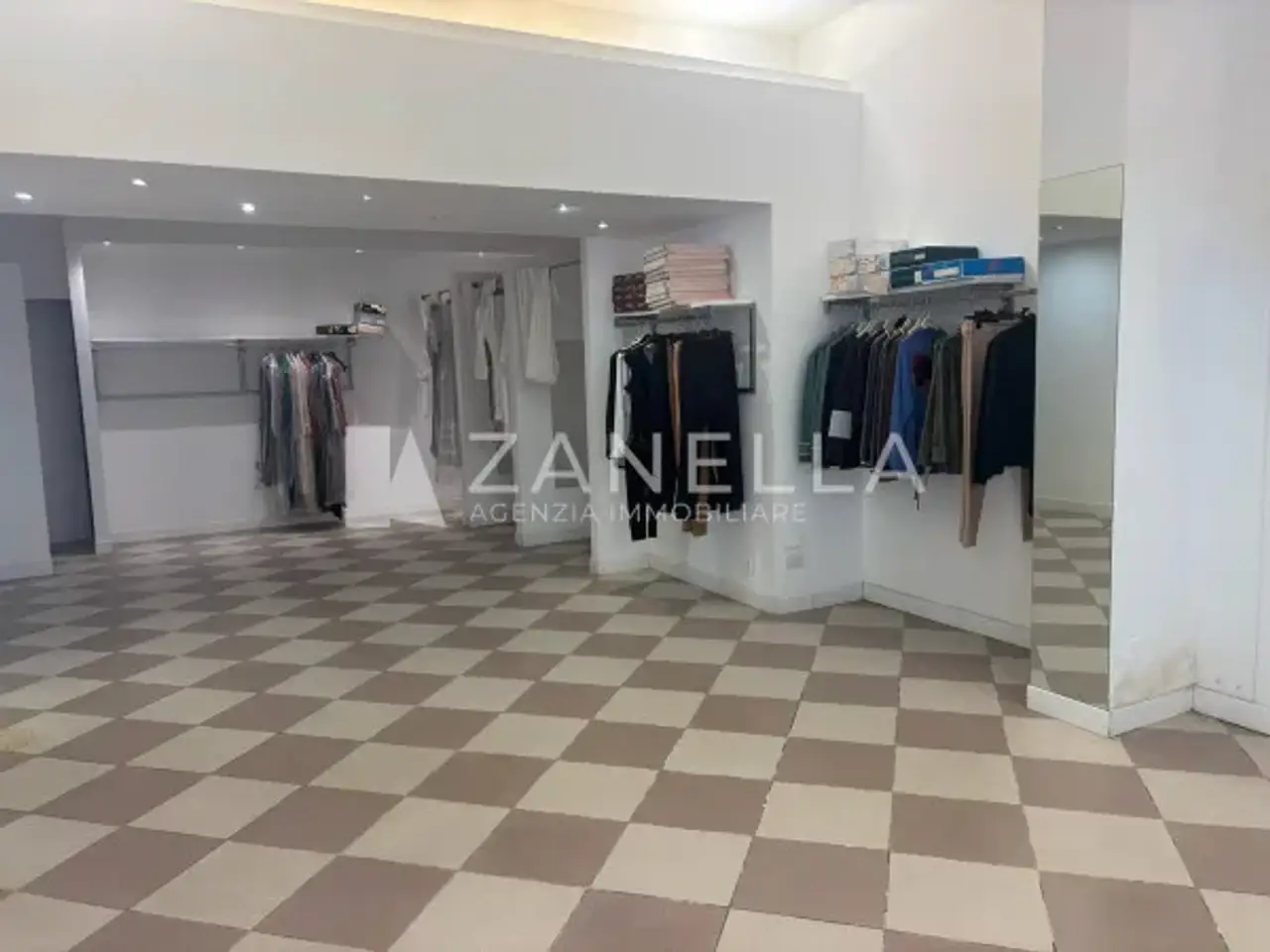 Negozio in Via San Pio X, Castelfranco Veneto, {3} - Foto 2