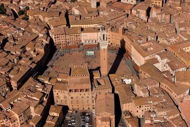 Geschäft in Piazza Giacomo Matteotti,  22, Siena - Foto 1