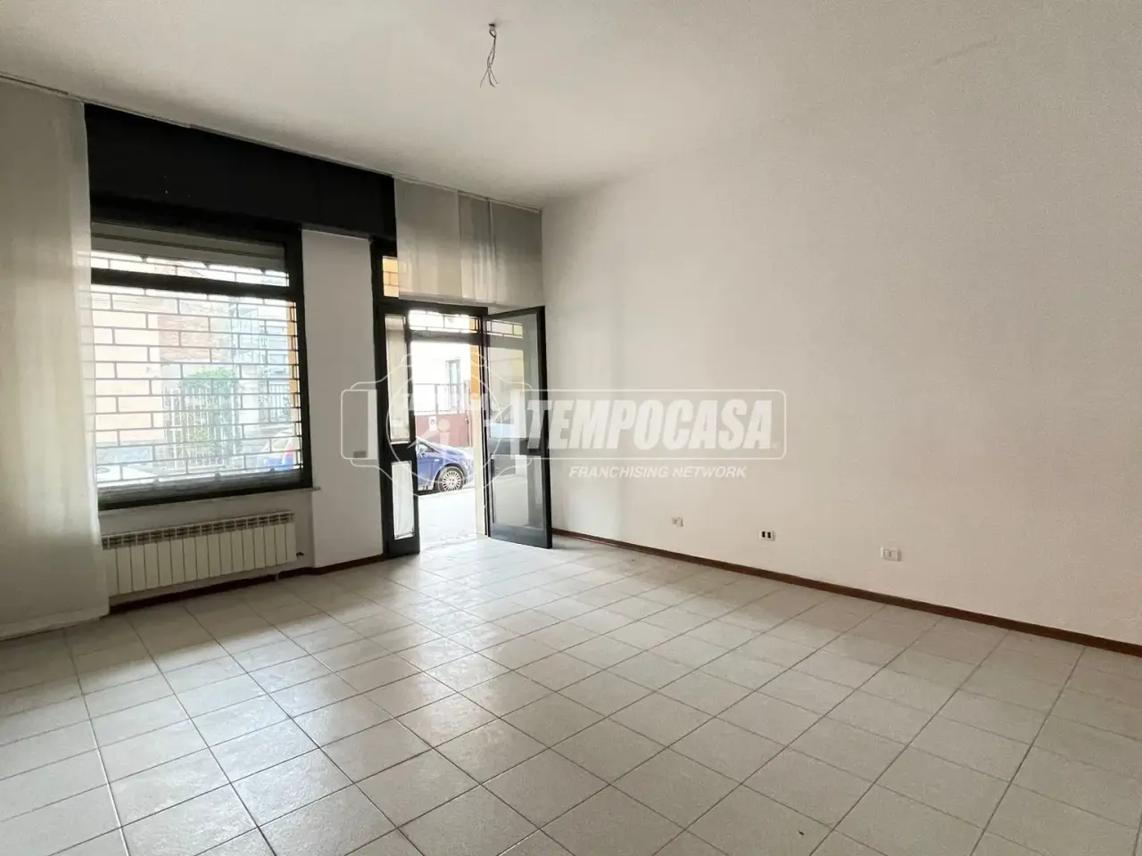 Negozio in Via Cristoforo Colombo, Legnano, {3} - Foto 2