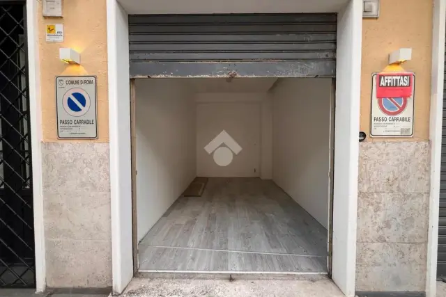 Garage or car box in Via Francesco Denza 00, Roma - Photo 1