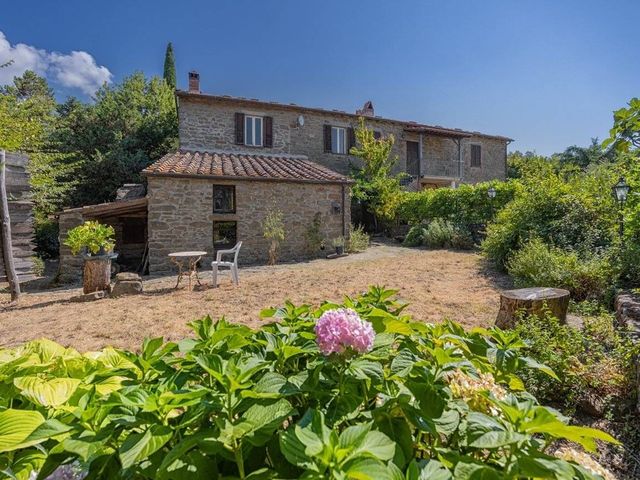 Country house or cottage in Case Sparse Cortona, Cortona - Photo 1