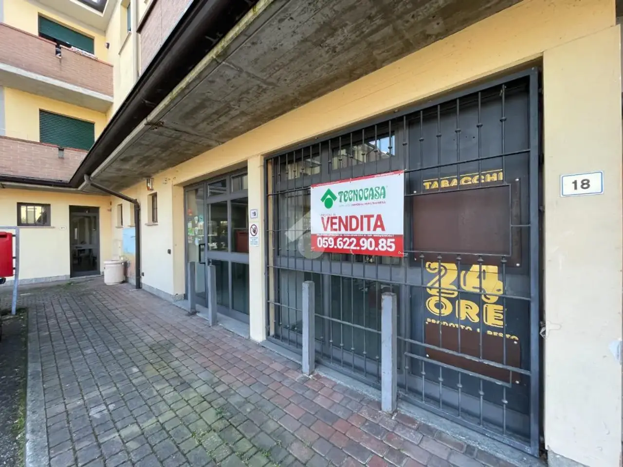 Negozio in Piazza Paride Torelli 18, Reggiolo, {3} - Foto 1