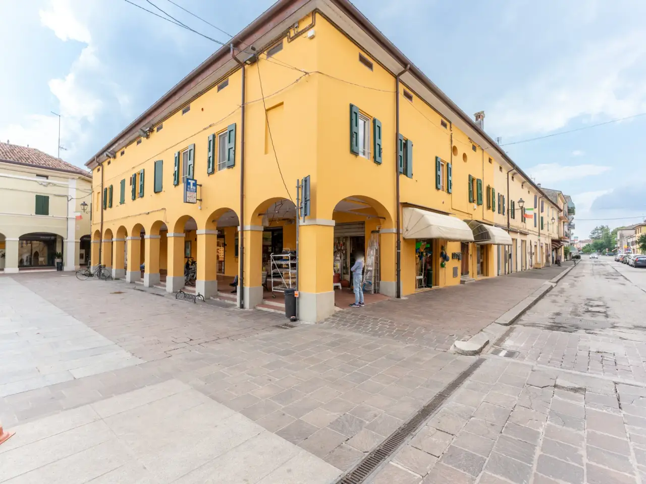 Negozio in Piazza Martiri della Liberazione 19, San Pietro In Casale, {3} - Foto 1