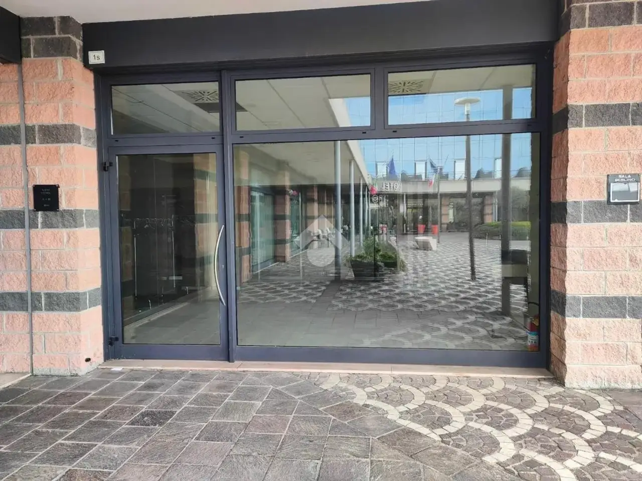 Negozio in Via Portogallo 1s, Villafranca Di Verona, {3} - Foto 2