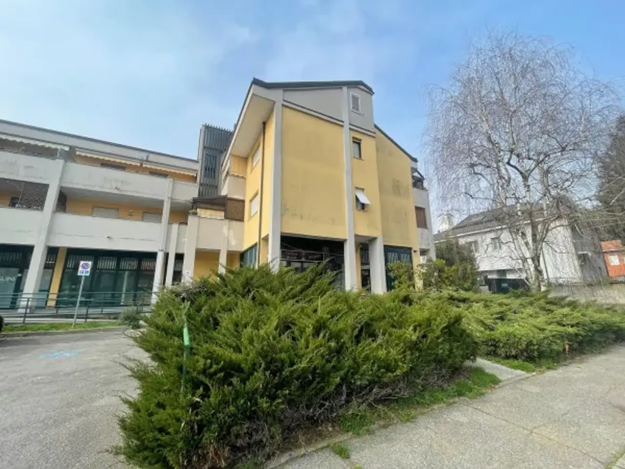 Negozio in Via dei Ciclamini 43, Legnano, {3} - Foto 1