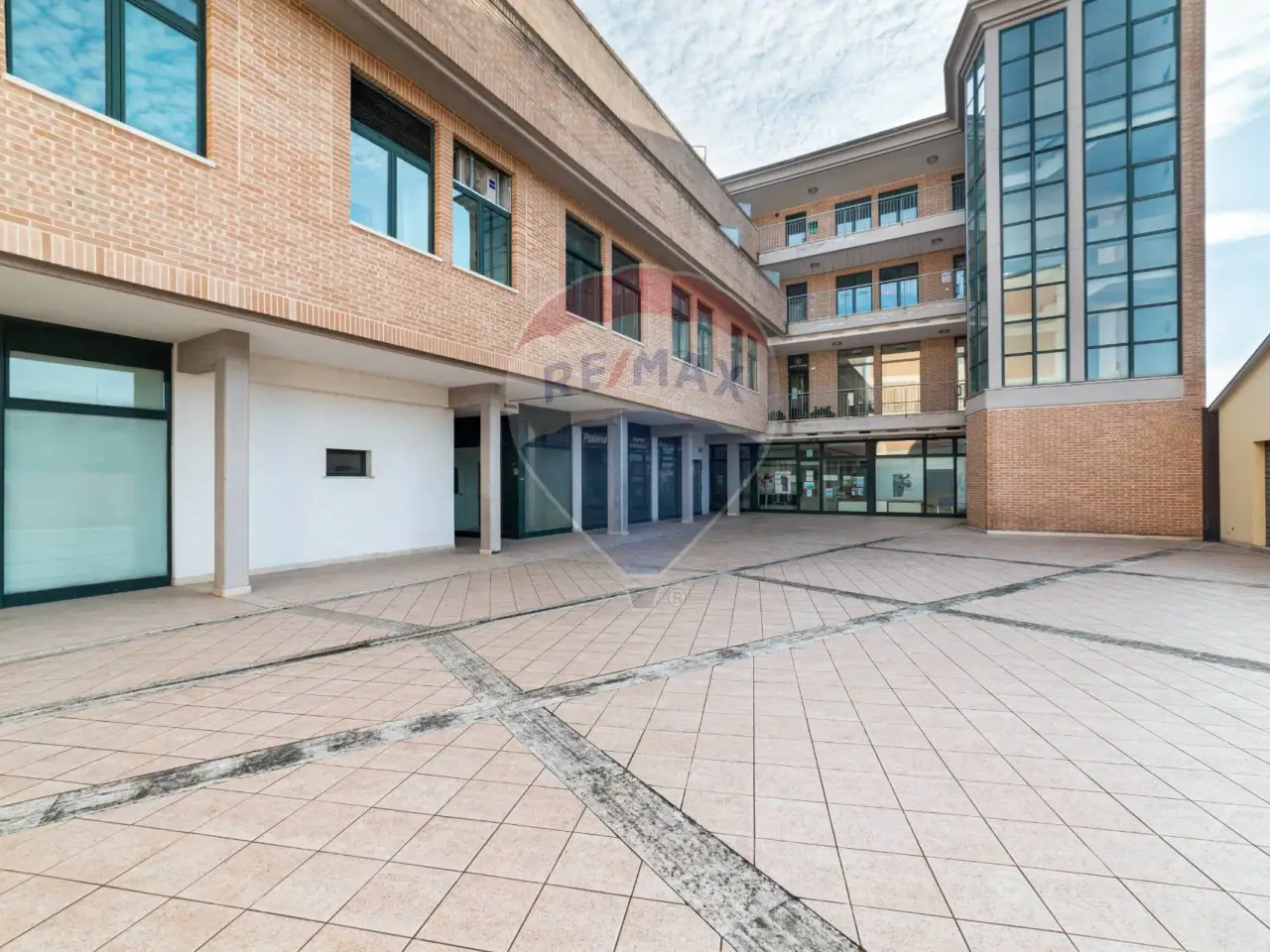 Negozio in Piazza Martiri delle Foibe Istriane 1, Jesi, {3} - Foto 1