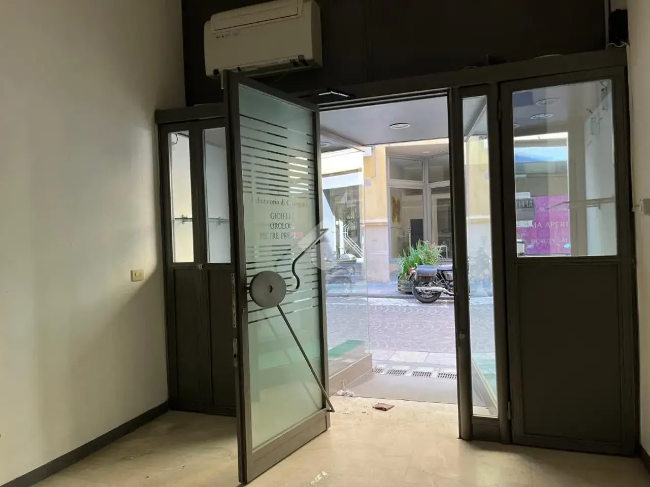 Negozio in Strada Benedetto Cairoli 1, Parma, {3} - Foto 1