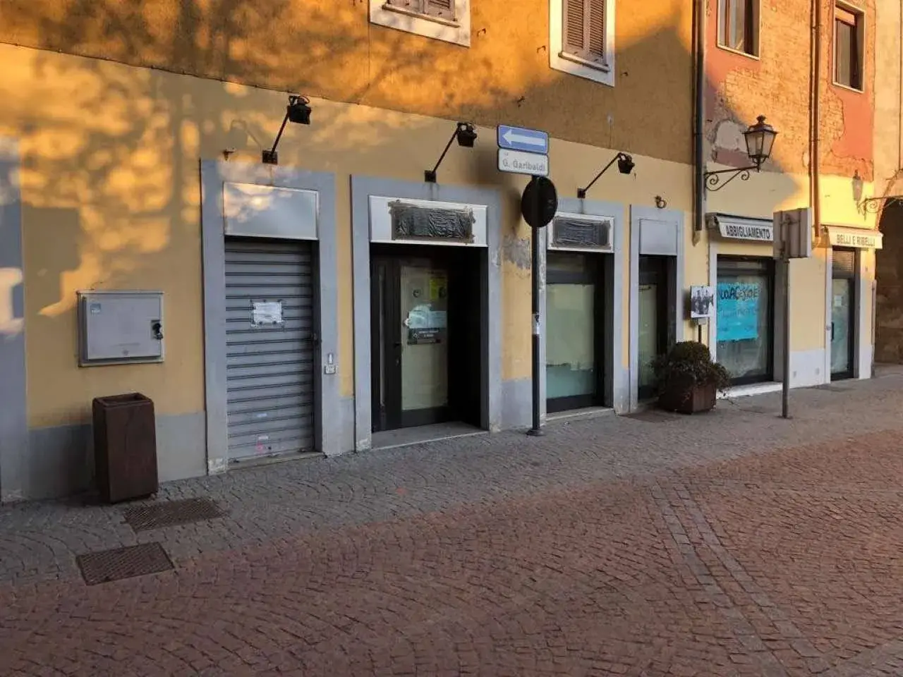 Locale commerciale in Via Giuseppe Garibaldi Cornaredo, Cornaredo, {3} - Foto 1