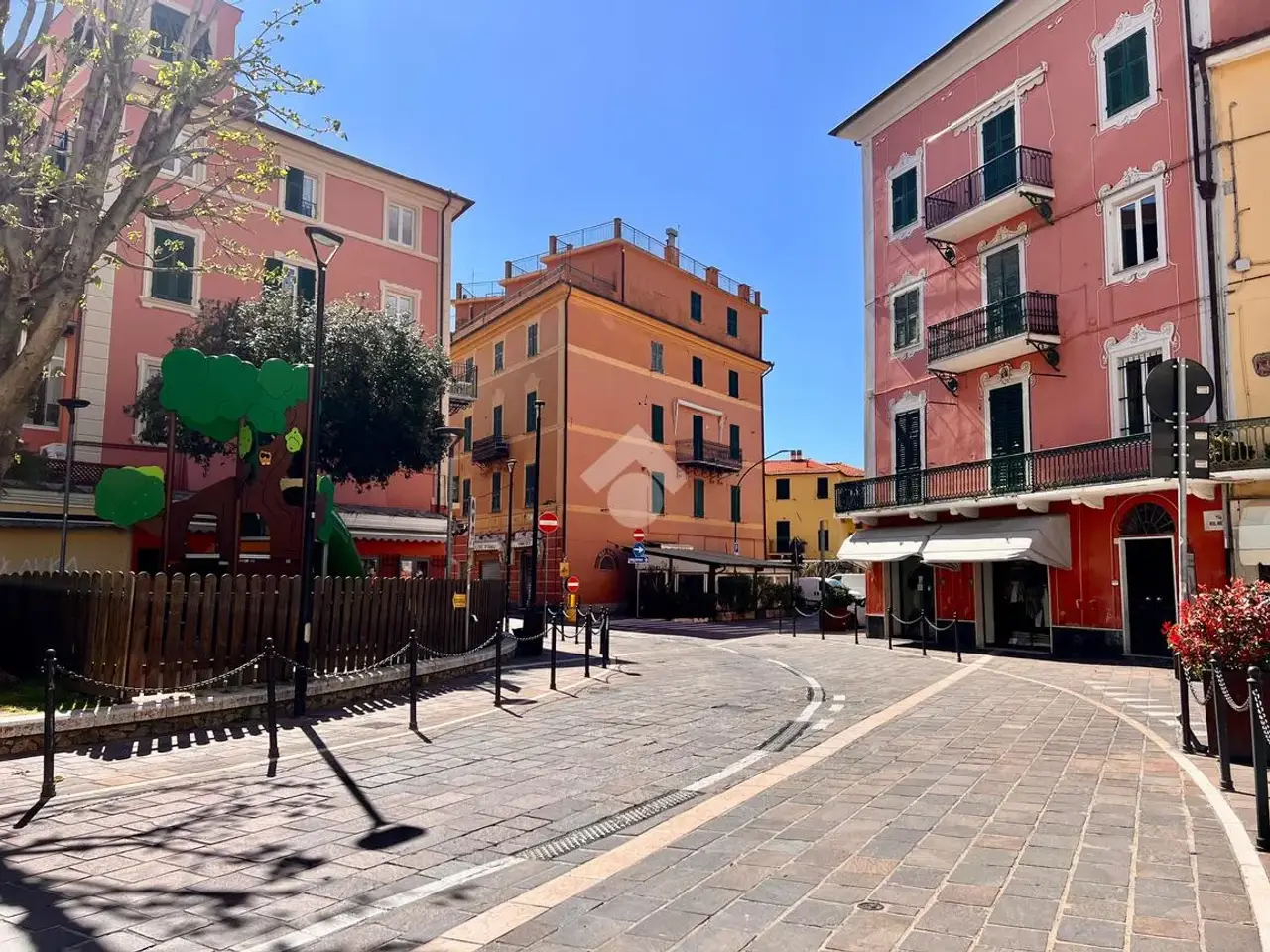 Negozio in Via Via al Santuario, Finale Ligure, {3} - Foto 1