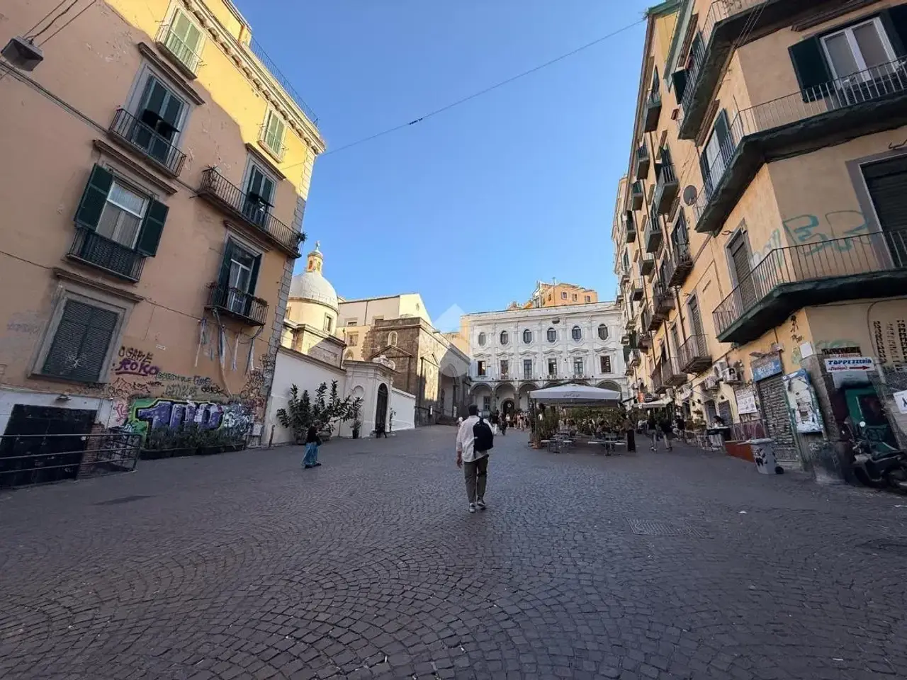 Negozio in Piazza Monteoliveto 8, Napoli, {3} - Foto 2