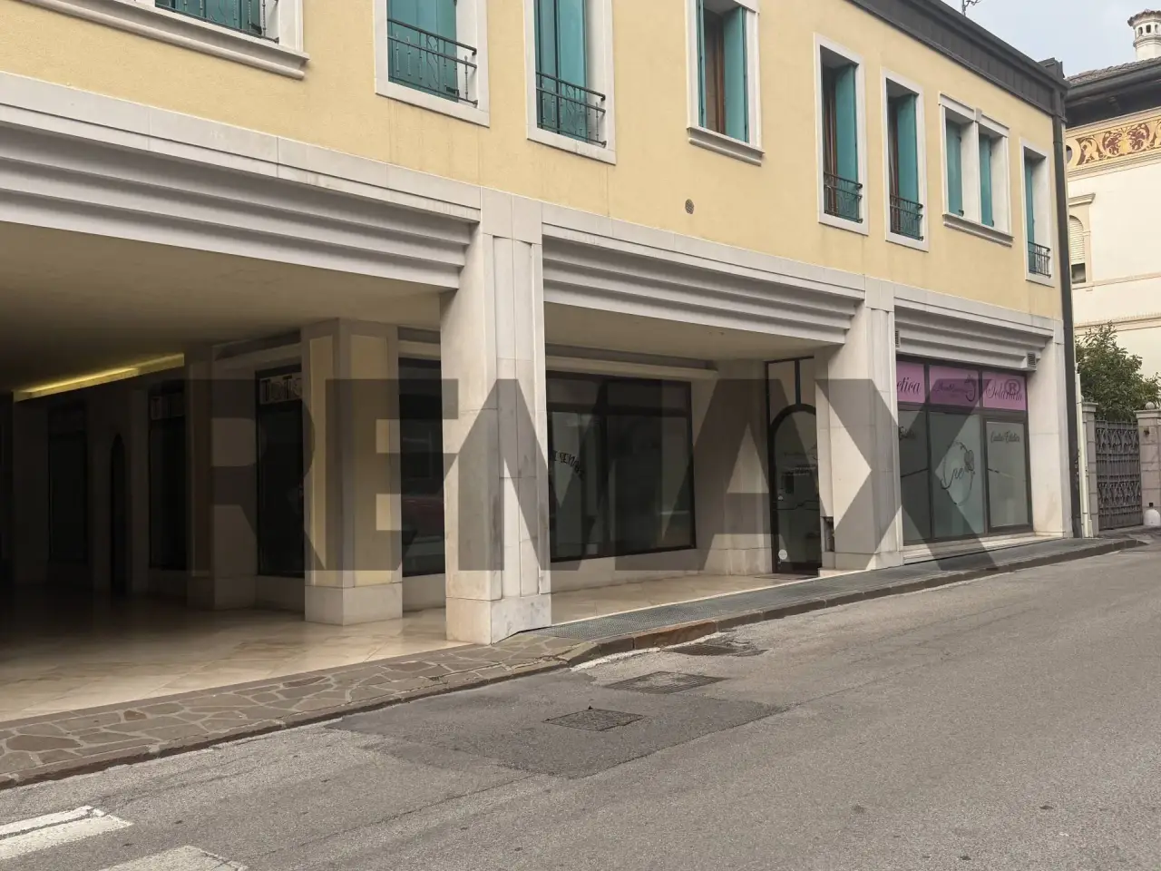 Negozio in Via Cavour 114, Belluno, {3} - Foto 1