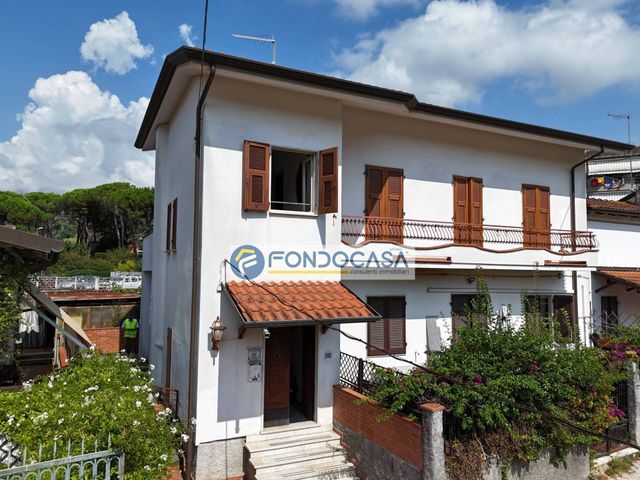 Detached house in Via Quasimodo, Carrara - Photo 1