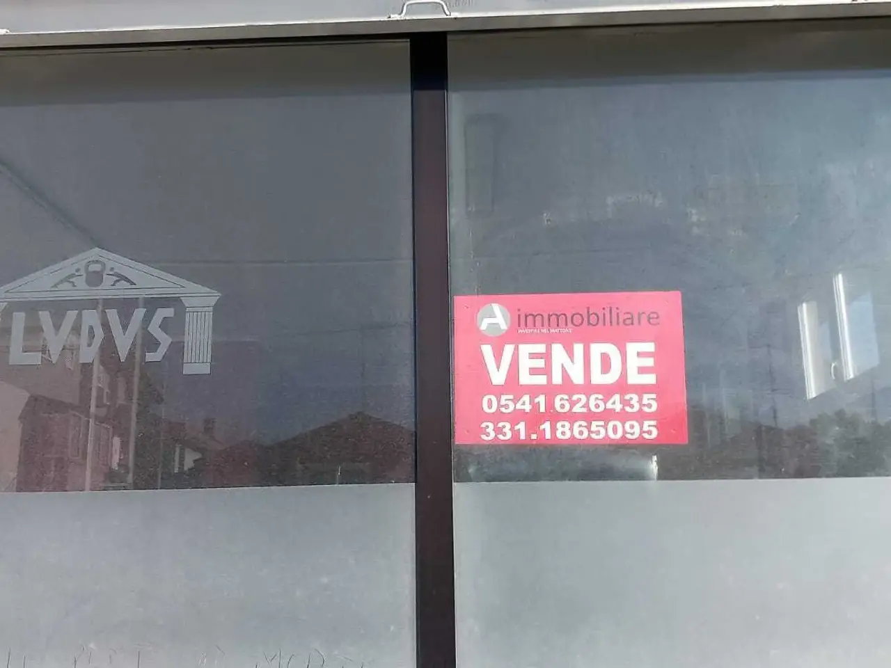 Negozio in Viale Giulio Cesare 40, Riccione, {3} - Foto 2