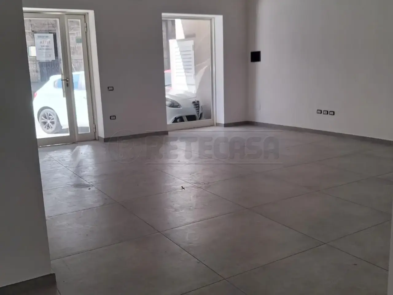 Palazzina commerciale in Via Raffaele Musone, Marcianise, {3} - Foto 1
