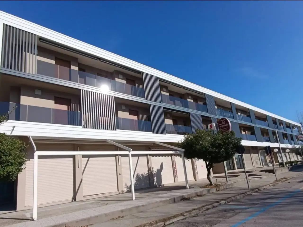 Palazzina commerciale in Viale Germania 26, Comacchio, {3} - Foto 1
