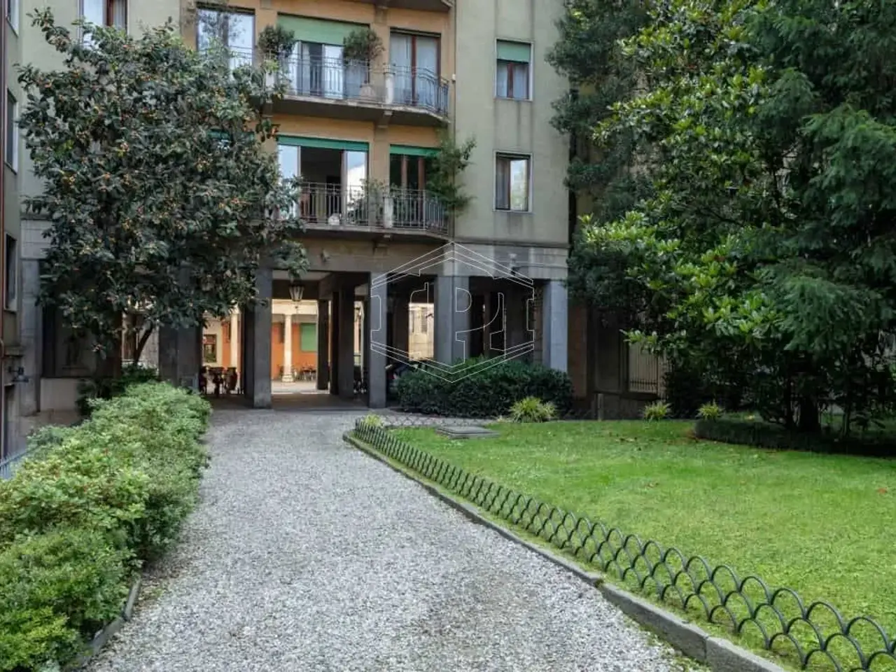 Ufficio in Via Cappuccio 14, Milano, {3} - Foto 1