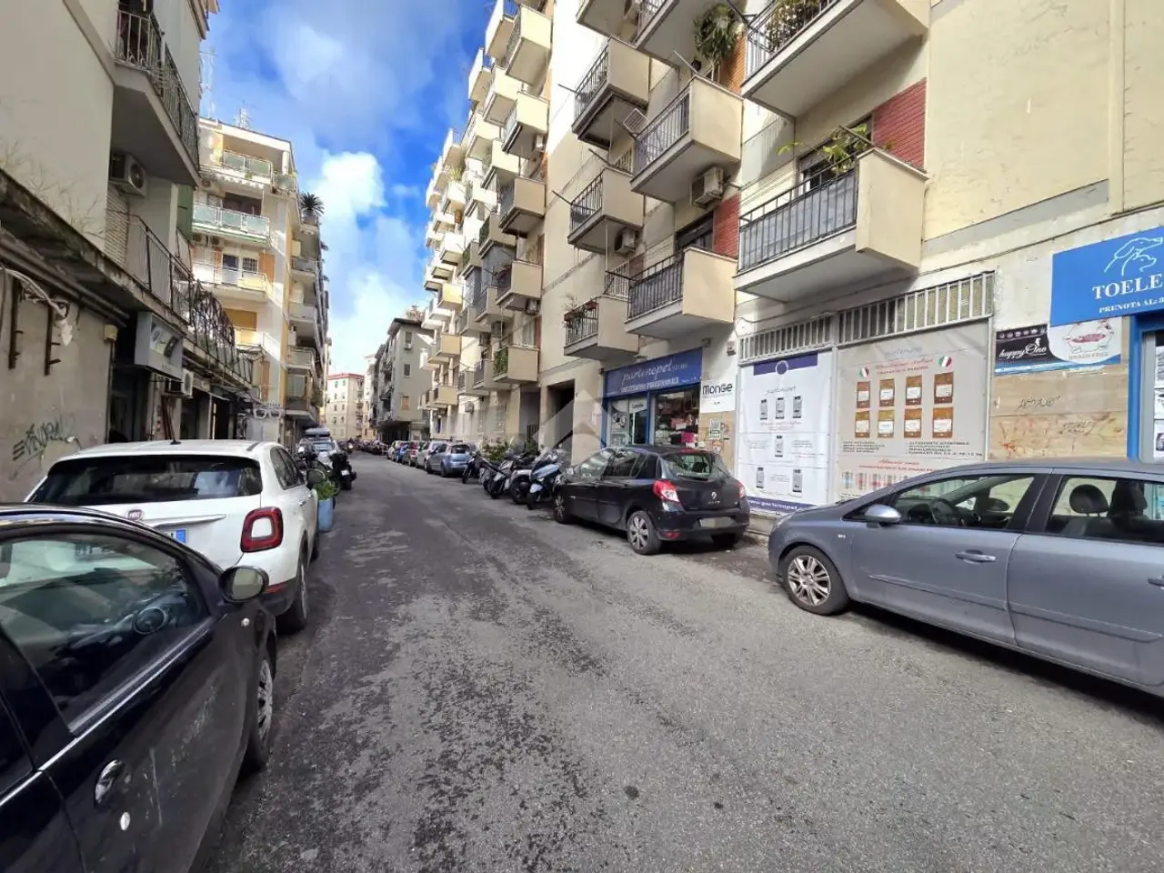 Negozio in I Traversa Paolo della Valle 6, Napoli, {3} - Foto 2