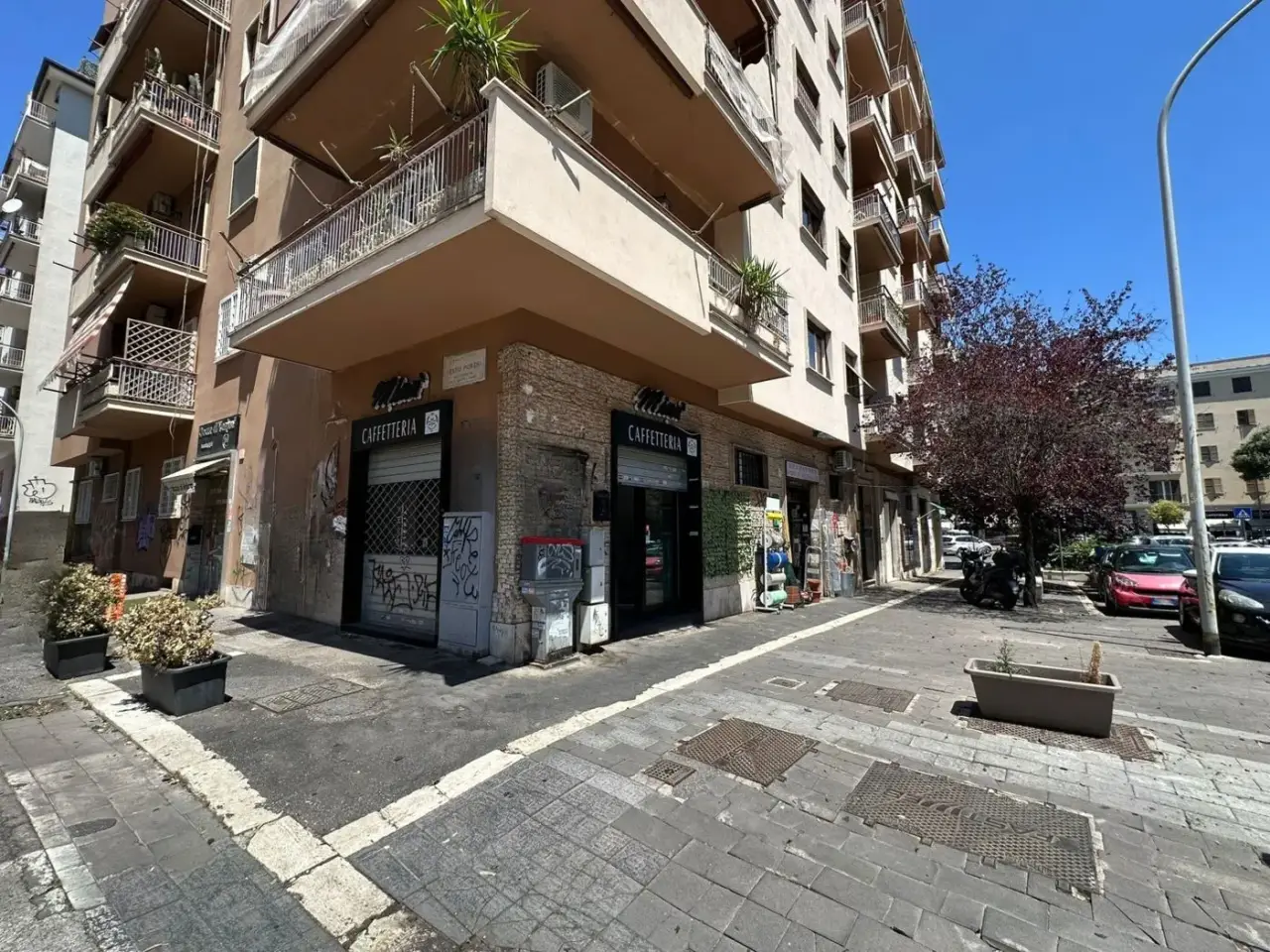 Negozio in Largo Appio Claudio 391, Roma, {3} - Foto 1