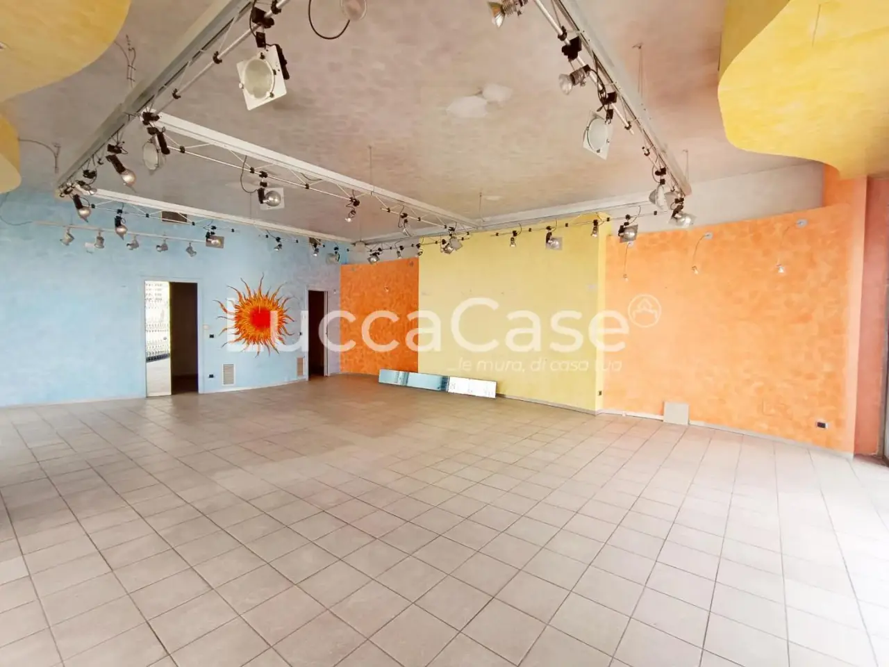 Locale commerciale in , Lucca, {3} - Foto 1