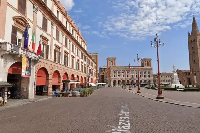 Negozio in Piazza del Duomo, Forlì - Foto 1