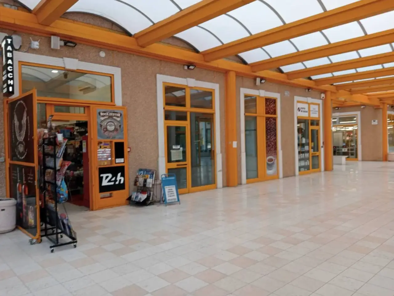 Esercizio commerciale in Piazza Caduti di Nassirya Sant'Angelo Lodigiano, Sant'Angelo Lodigiano, {3} - Foto 2