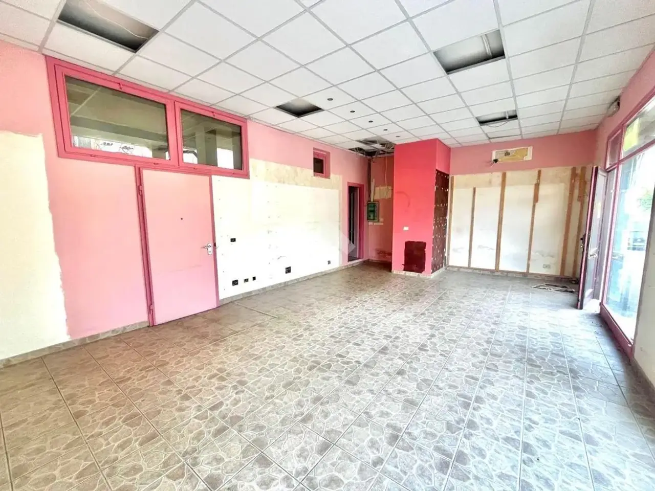 Negozio in Via Generale Giuseppe Perotti 98, Grugliasco, {3} - Foto 1