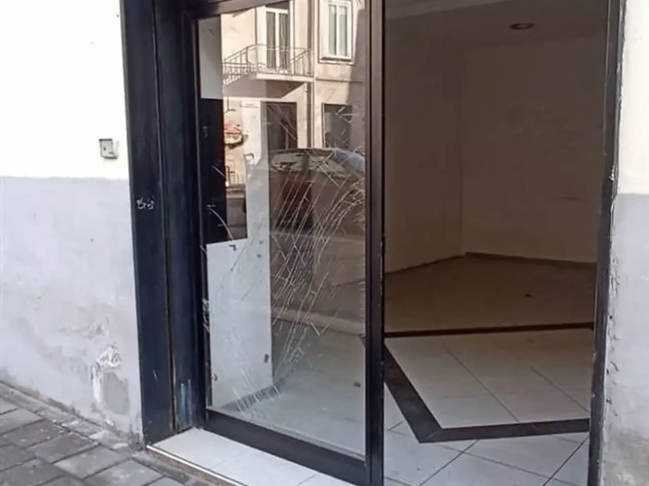Negozio in Corso Umberto, Pontecagnano Faiano, {3} - Foto 1
