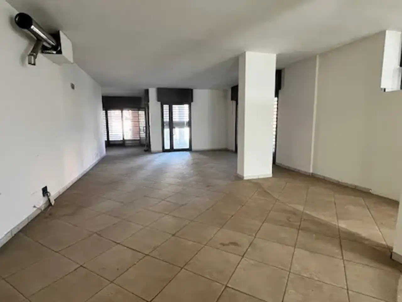 Negozio in Via Fratelli Rosselli Snc, Civita Castellana, {3} - Foto 1