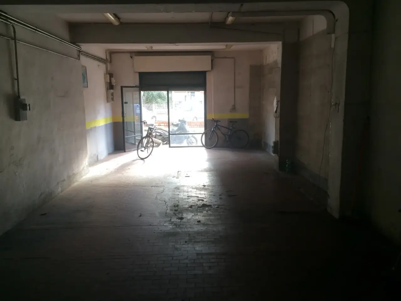 Esercizio commerciale in Via Carlo Cattaneo 1, Pisa, {3} - Foto 1