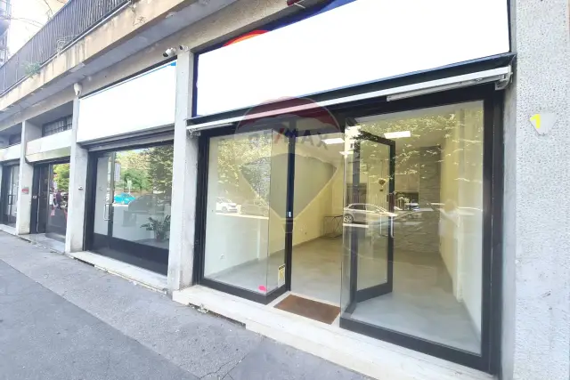 Negozio in Viale Suzzani 12, Milano - Foto 1