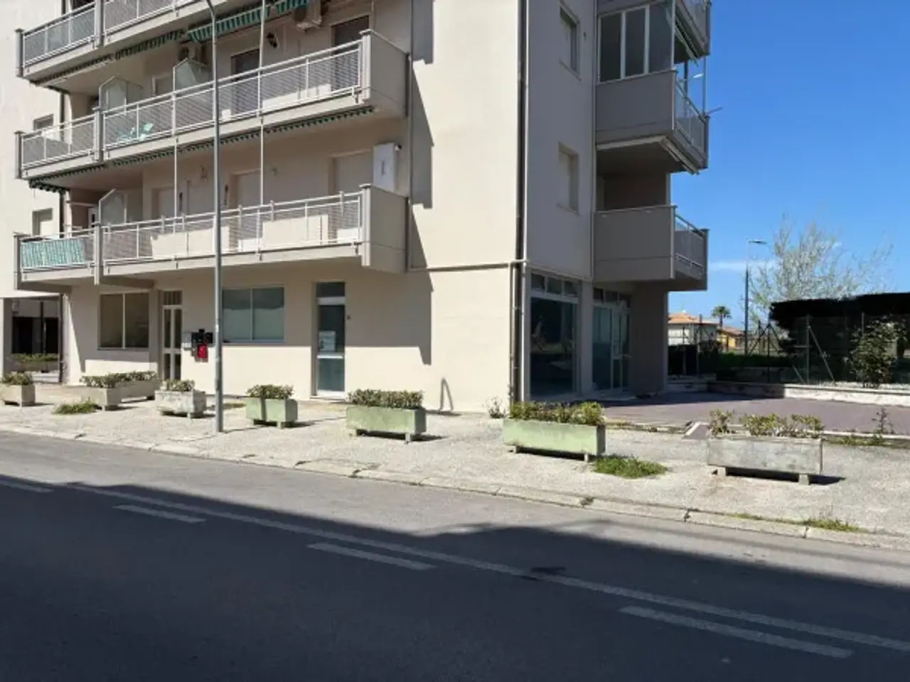 Negozio in Via Camillo Benso di Cavour 89, Alba Adriatica, {3} - Foto 2