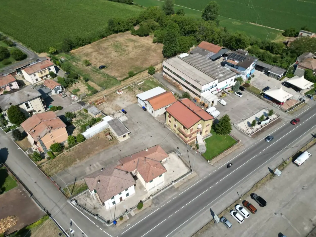 Palazzina commerciale in Strada Statale 9 Via Emilia 41, Cadeo, {3} - Foto 1