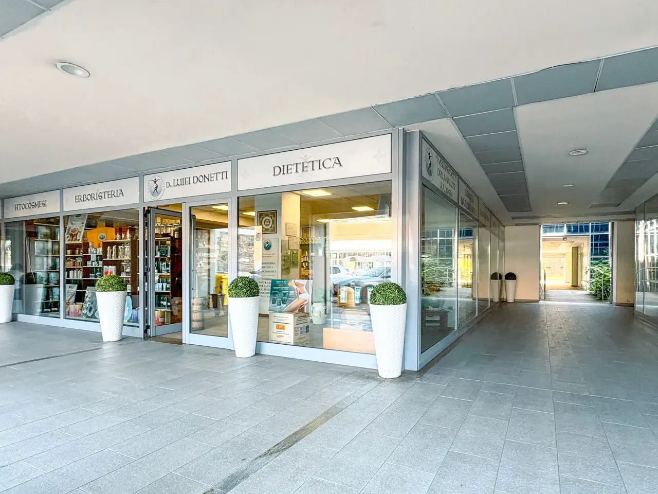 Negozio in Via Luigi Lenot 6, Borgosesia, {3} - Foto 1