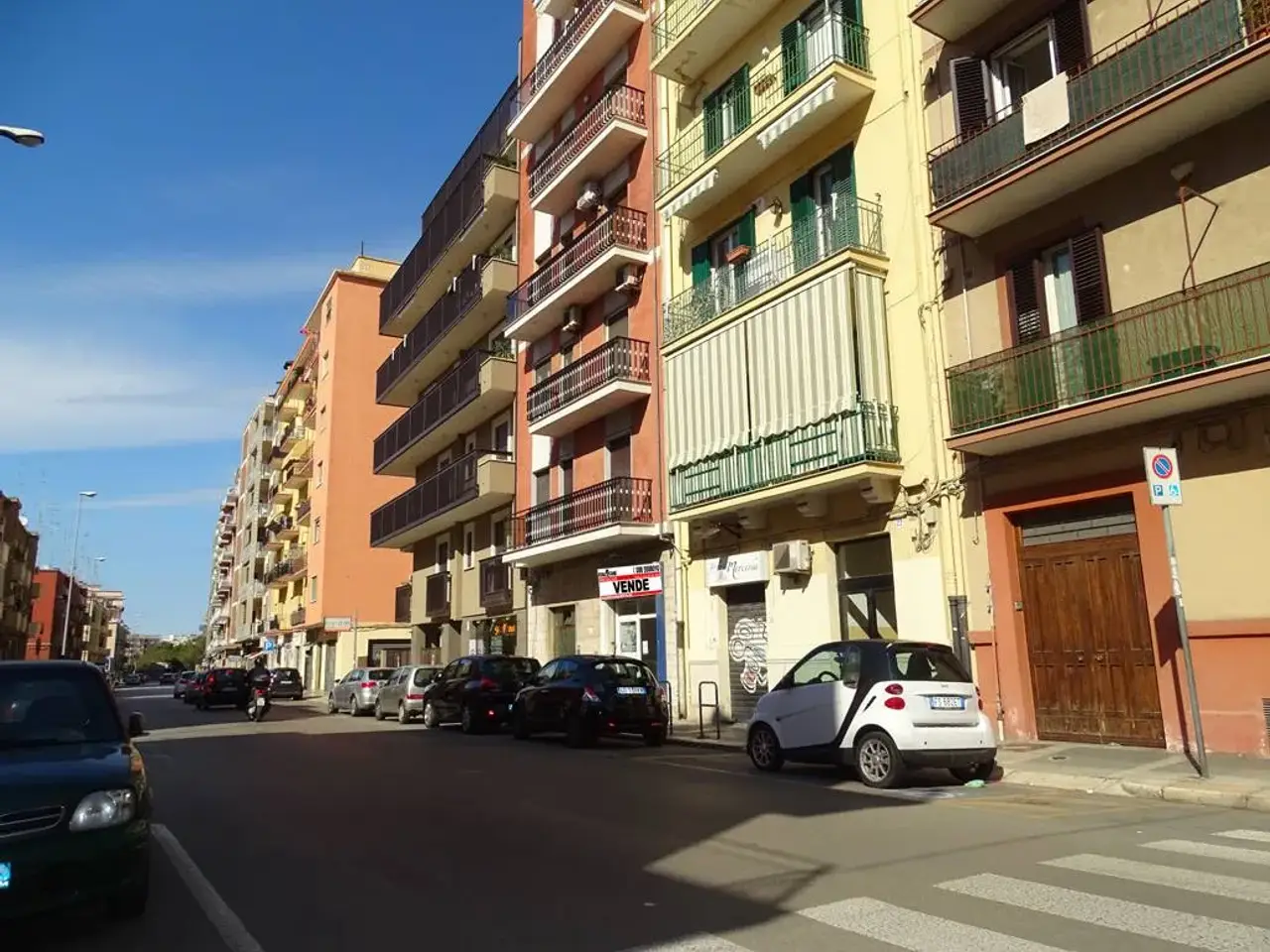 Negozio in Via Giulio Petroni, Bari, {3} - Foto 2
