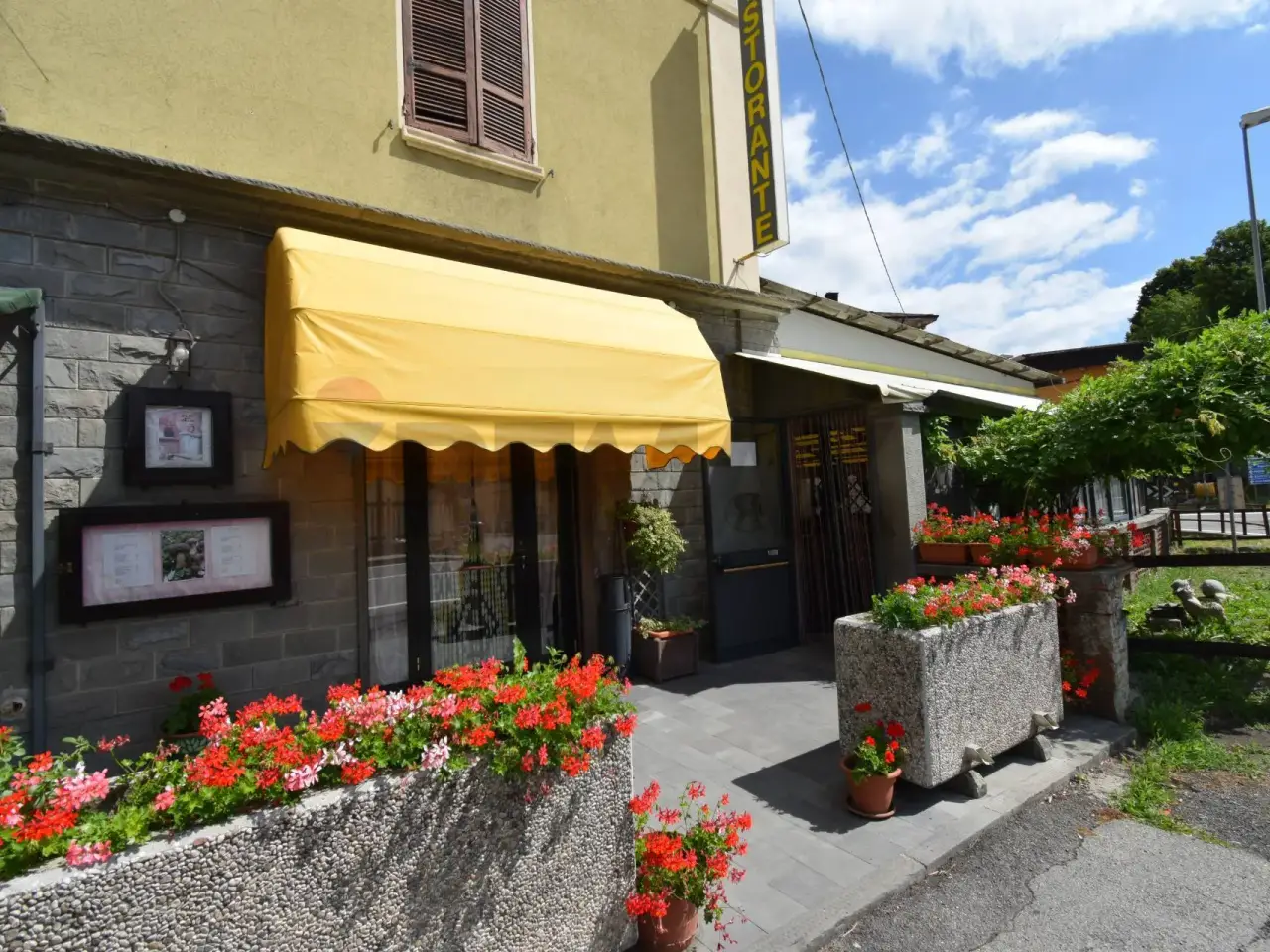 Negozio in Viale Martiri della Libertà 63, Borgo Val Di Taro, {3} - Foto 1