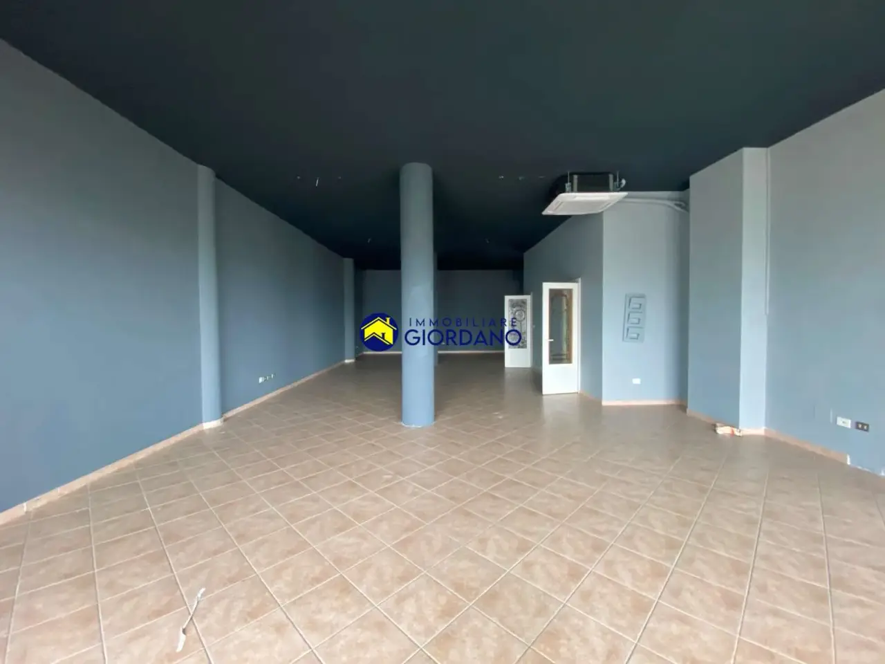 Palazzina commerciale in Via Taranto 214, Campi Salentina, {3} - Foto 1