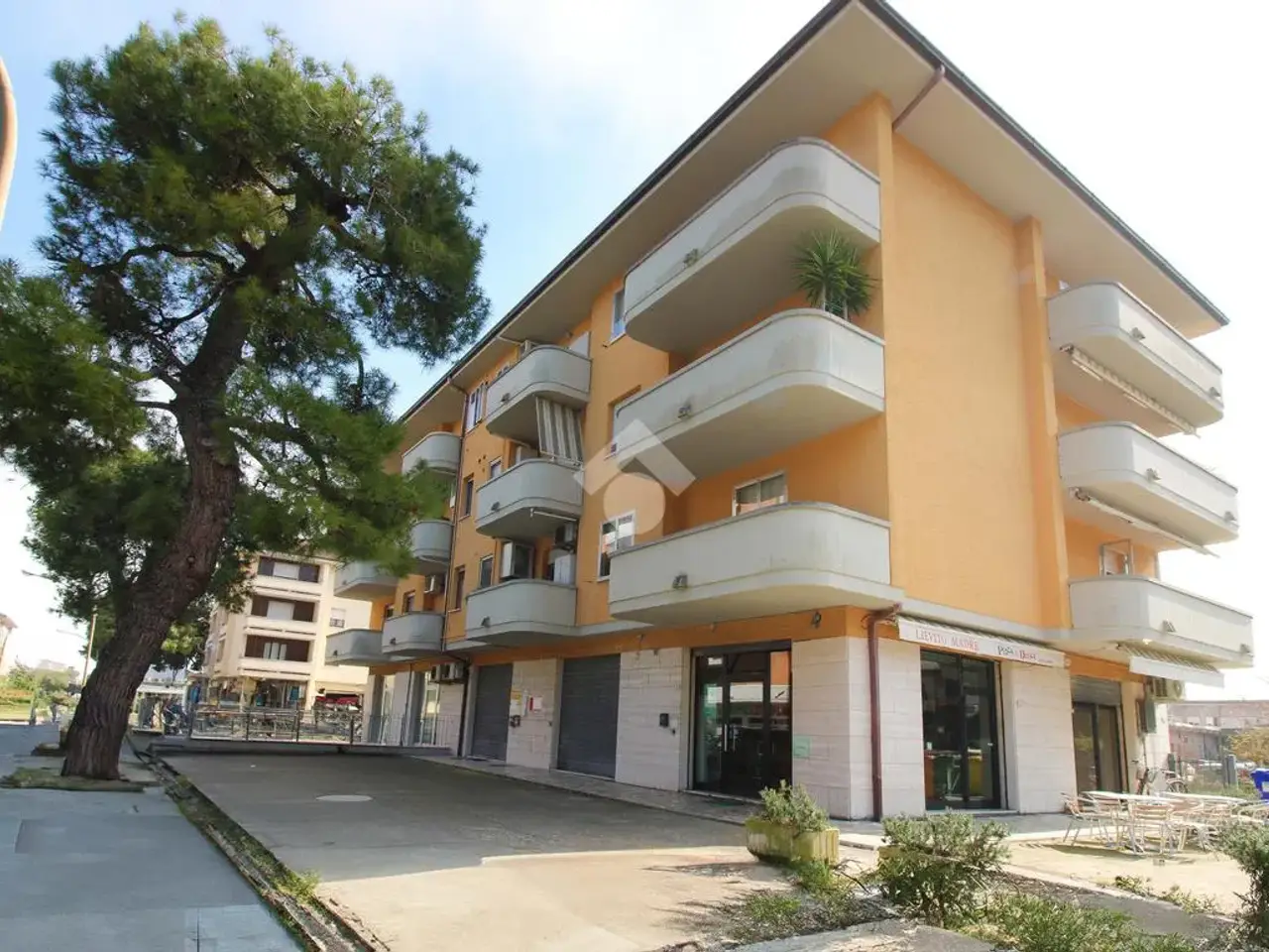 Negozio in Via Foscolo 15, Porto San Giorgio, {3} - Foto 1