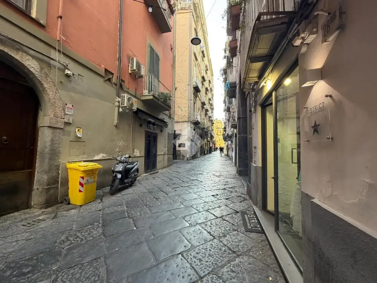 Negozio in Vico Belledonne a Chiaia 29, Napoli, {3} - Foto 1